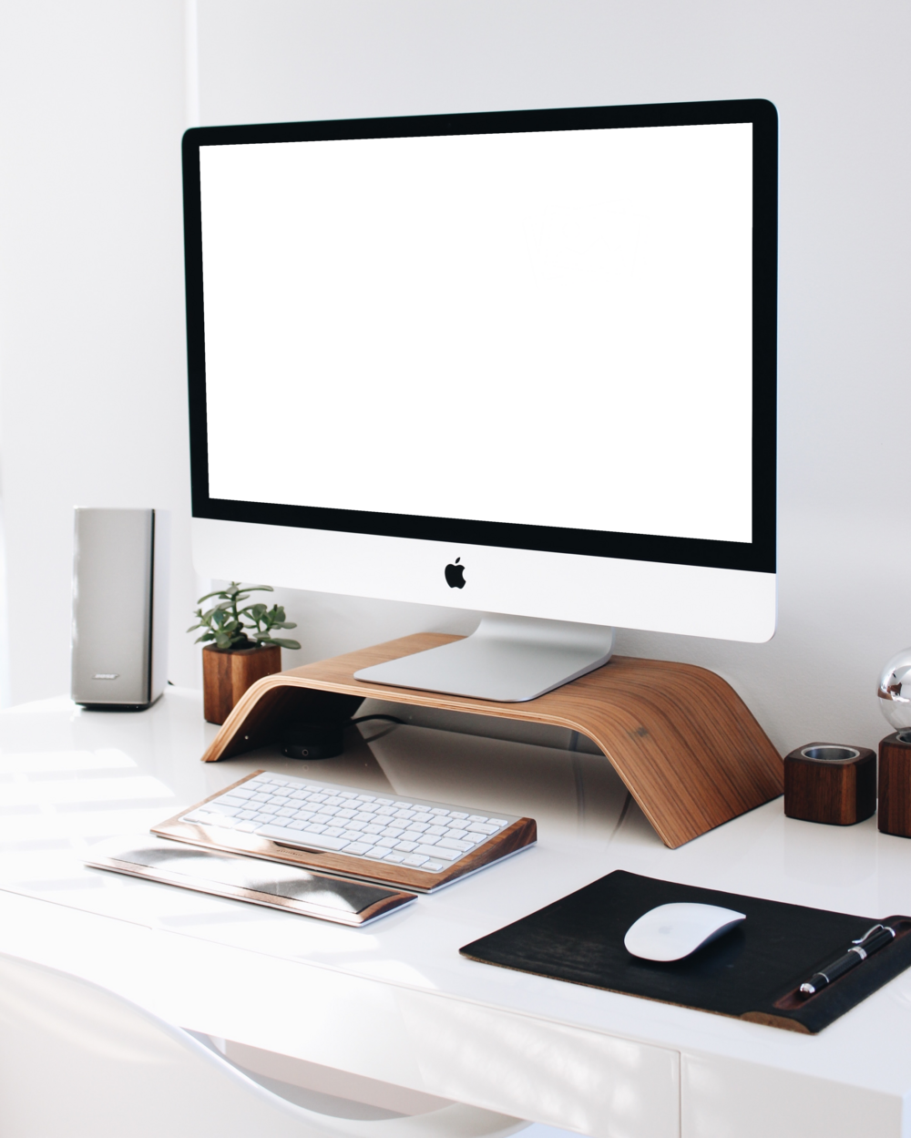 Desktop Mockup: clean and nice desktop space setup with pc