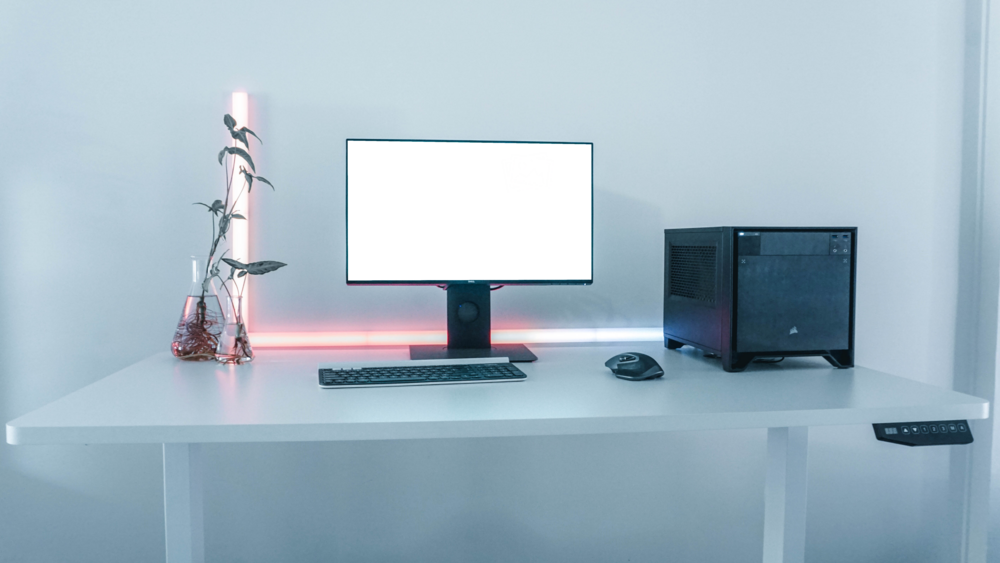 Desktop Mockup: gaming pc on fancy desk