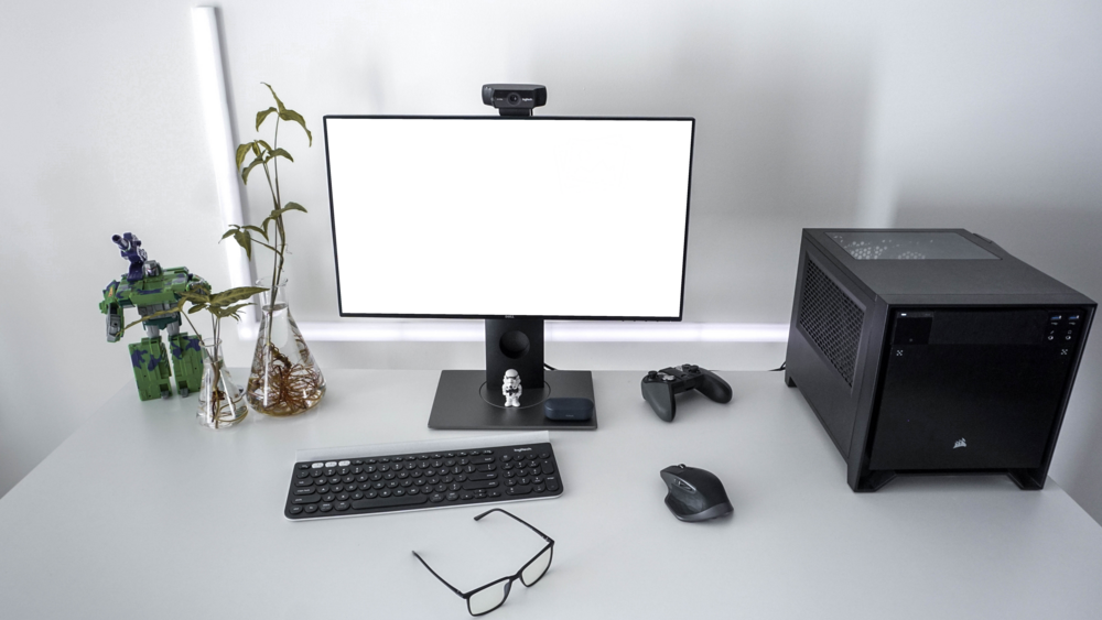 Desktop Mockup: gaming pc on the desk