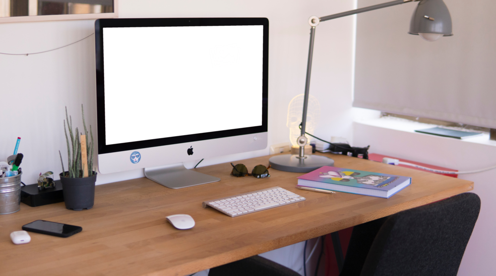 Desktop Mockup: pc in a messy desk