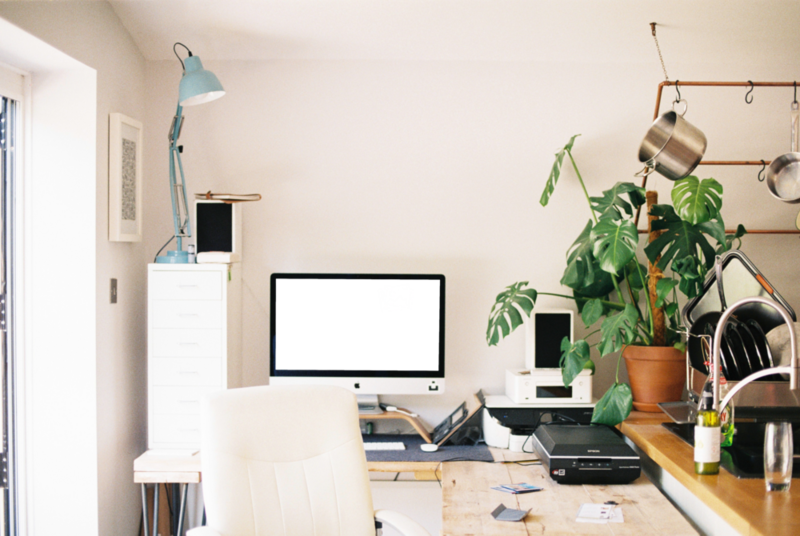 Desktop Mockup: desktop pc in a working room