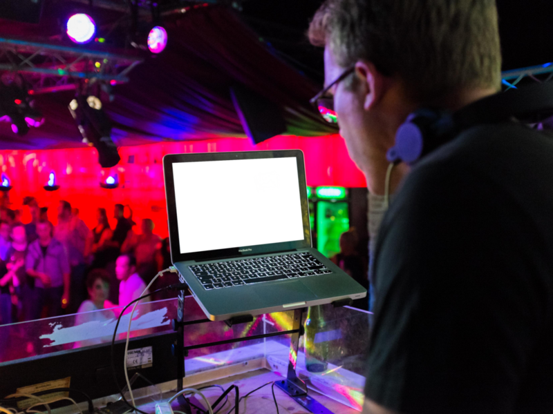 Laptop Mockup: attractive laptop