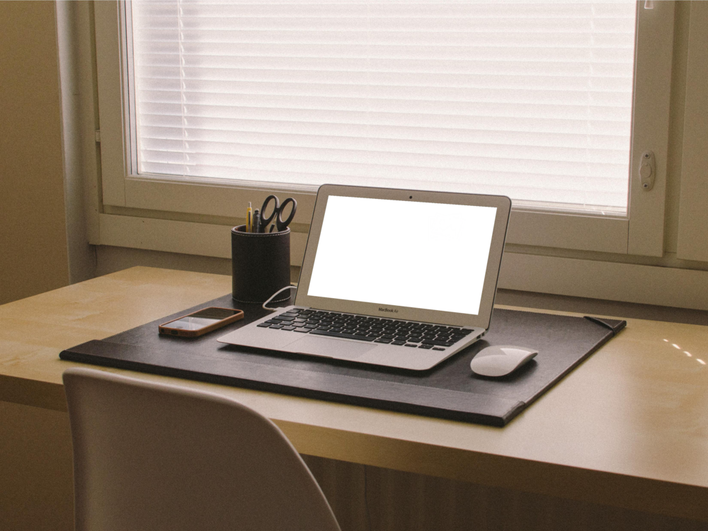 Laptop Mockup: descriptive laptop