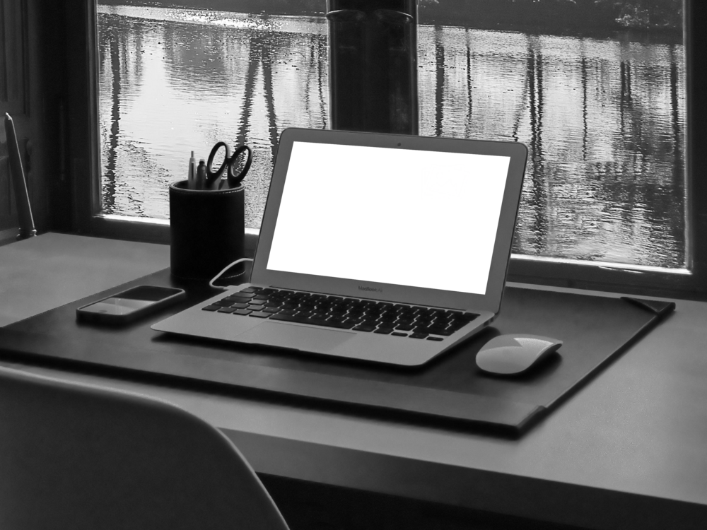 Laptop Mockup: lumbering laptop
