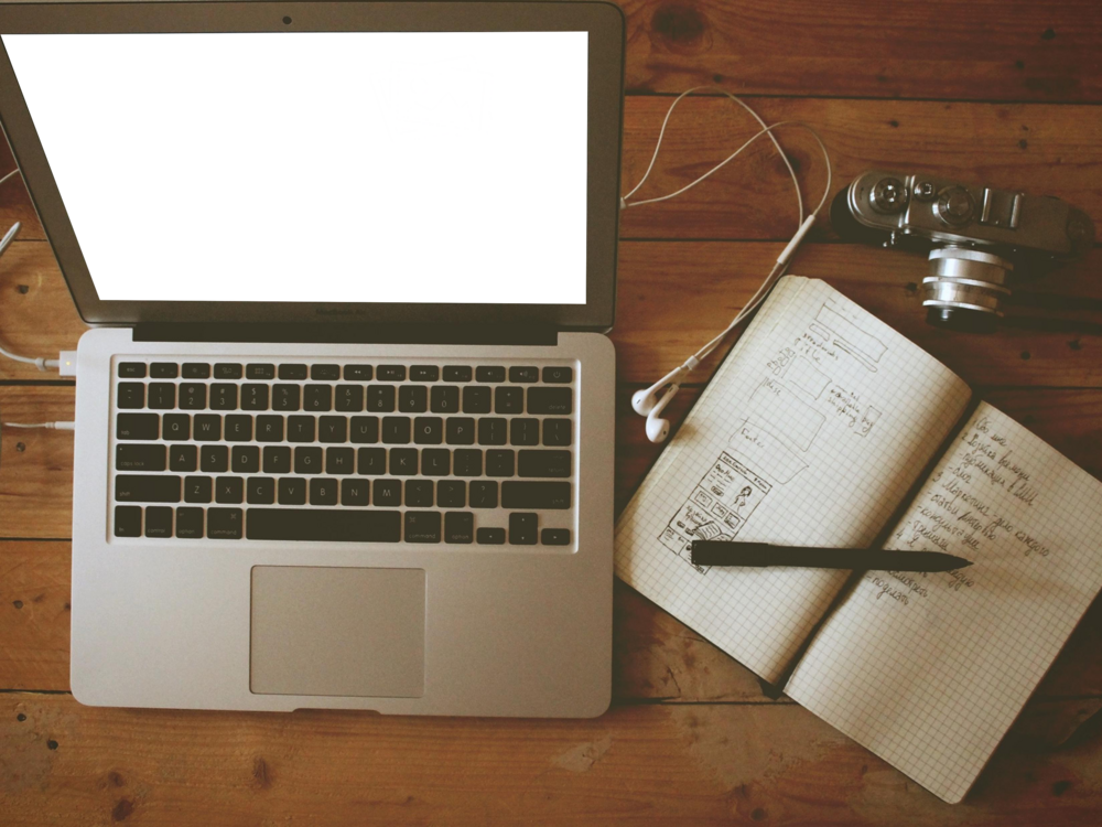 Laptop Mockup: unused laptop